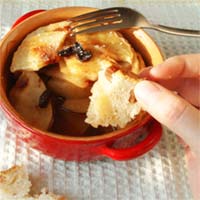 テキトーな焼きリンゴの汁をパンに付けて食べる