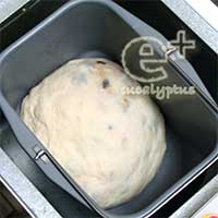 ホシノ丹沢酵母でシナモンレーズン食パン - ＨＢのパンケースで二次発酵開始