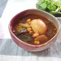 ゆで卵・ガルバンゾー・セロリ入り スープカレー