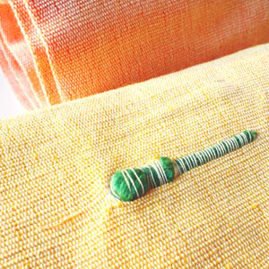 はぎれ屋さんで落札した５色の木綿の布のアップ（ネップ部分）