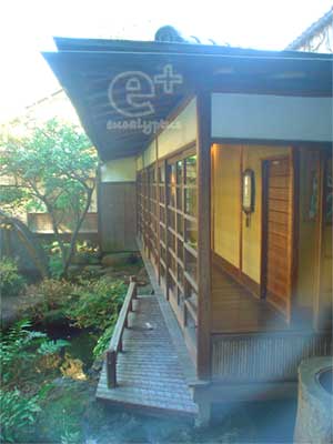 朝倉彫塑館・木造建築部分の渡り廊下をアトリエ側からガラス越しにのぞむ