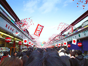 2007浅草寺へ初詣 2-仲見世で行列に並ぶ