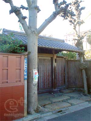 朝倉彫塑館・住居側の門