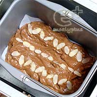 ホームベーカリーでココアパウンドケーキ（パンケースに生地を流し込んだところ）