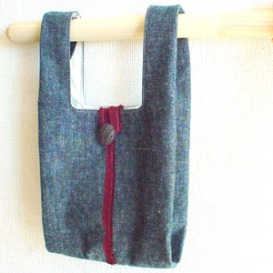 デニムのミニエコバッグ（ボタン留めのオモテ面）