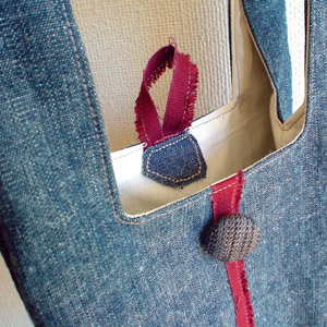 デニムのミニエコバッグ（ボタン留め部分の拡大）