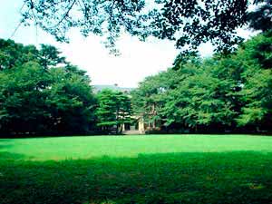 050828駒場公園3-庭越しに見た洋館