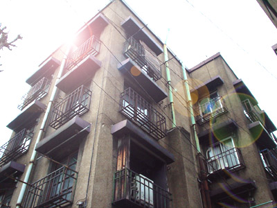 同潤会上野下アパート2-外壁を見上げる