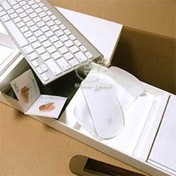iMac27インチに付属のワイヤレスキーボード(Apple Wireless Keyboard)とワイヤレスのマウス(Apple Magic Mouse)