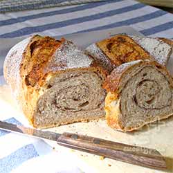 酒粕酵母のライ麦パン　その２・ココアを巻き込んだナマコ型（スライス）