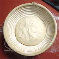 発酵かごで二次発酵開始時（自家製酒粕酵母でストレートなカンパーニュ）