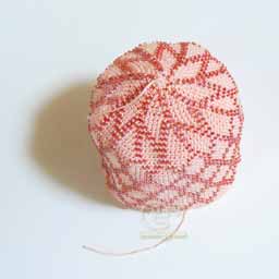 111107 フェリシモの編み物キット・編み上がり 底の部分のビーズ編み込み模様