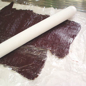 チョコの折り込みシートを薄くのし広げる