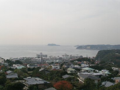 江ノ島は遠く