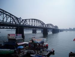 丹東から北朝鮮に続く鉄橋