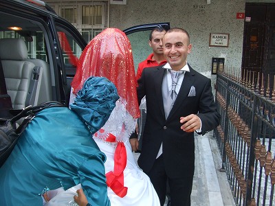 赤いベールの花嫁