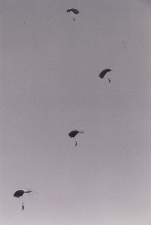 PARATROOPERSnarashino2010 hektor135mmF4.5.jpg