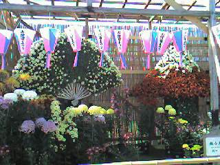 扇や富士山飾りの菊