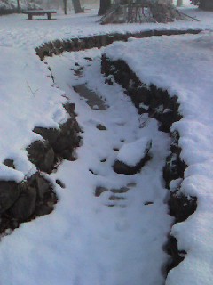 雪の公園水路