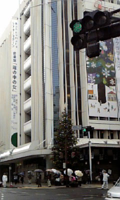 081214_131208箱の中の女