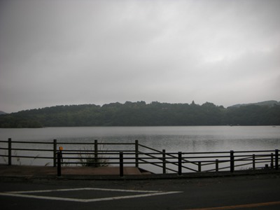 2009年9月 一碧湖の全景（時に雨が降る曇り空でした）