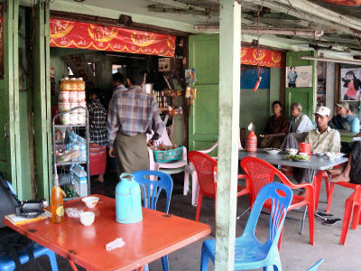シュエサンドー・パゴダ前の食堂２.jpg
