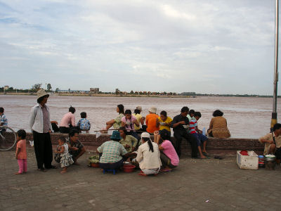 トンレサップ川沿い３.jpg