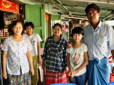 シュエサンドー・パゴダ前の食堂の家族.jpg