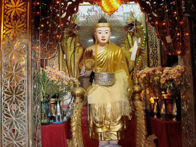シュエダウン村のパゴダの中３.jpg