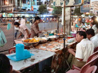 ヤンゴンの路上の食堂.jpg