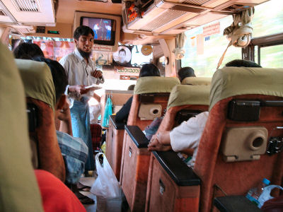 ピイ行きバス車内の物売り.jpg
