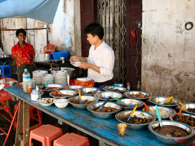 ヤンゴンの街角の屋台２.jpg