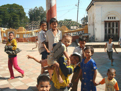 シュエダウン村のパゴダで.jpg