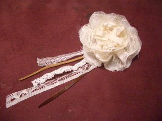 カーテンレースのはぎれでつくるコサージュ