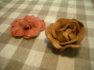 革のコサージュ