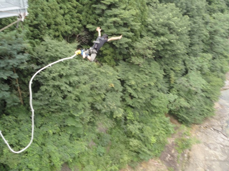 青年がジャンプ