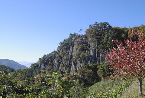 米子奇岩とアルプス背景晩秋