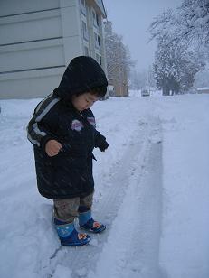 2歳3ヶ月雪の上を歩く