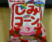 ギンビス　しみチョココーン　イチゴ味