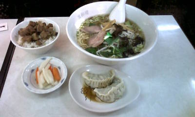 台湾ラーメンと魯肉飯と水餃子定食　（950円）