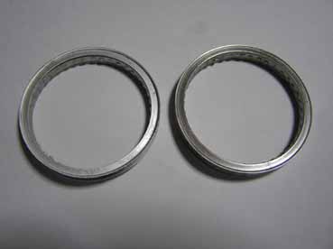 ちょっと磨いたリム（右側）