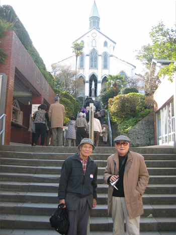 大浦天主堂を背景に