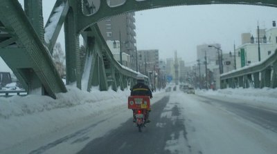 冬の旭橋とライダー