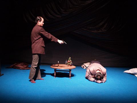 ヤクザに１ヶ月前に婆さんが死んだことを話、ヤクザに撃たれる男