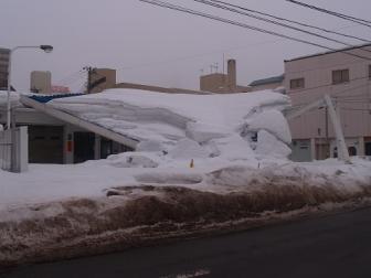 雪でつぶれたスタンド２