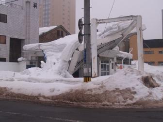 雪でつぶれたスタンド３