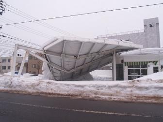 雪でつぶれたスタンド６
