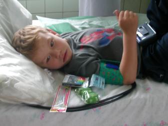 透析を受ける男の子