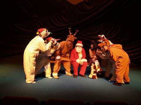 サンタクロースの後継をどうして決めようか相談するサンタクロースとトナカイとウサギと雪ダルマ