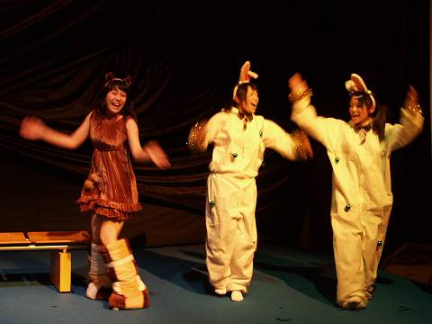 踊る雪ダルマとトナカイ